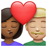 亲吻: 女人男人中等-深肤色中等-浅肤色emoji素材一 160x160像素