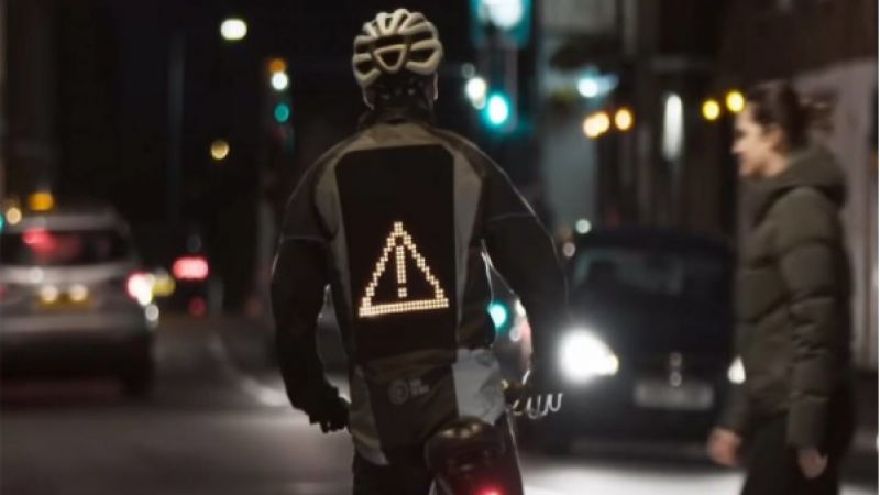 福特造了件电子夹克，背上能发 Emoji 表情缩略图