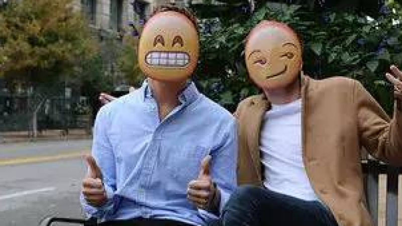 长不大趣闻：表情不够丰富吗？Emoji面具把表情符号走入现实生活