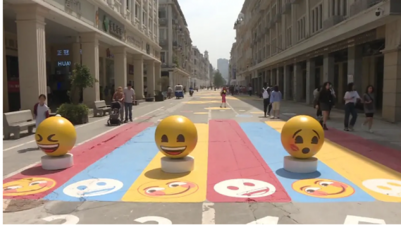 太萌啦！emoji空降，厦门中山路变样了！快来打卡~缩略图