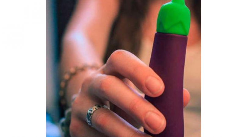 妹子用茄子emoji表情做玩具？这创意要上天啊缩略图